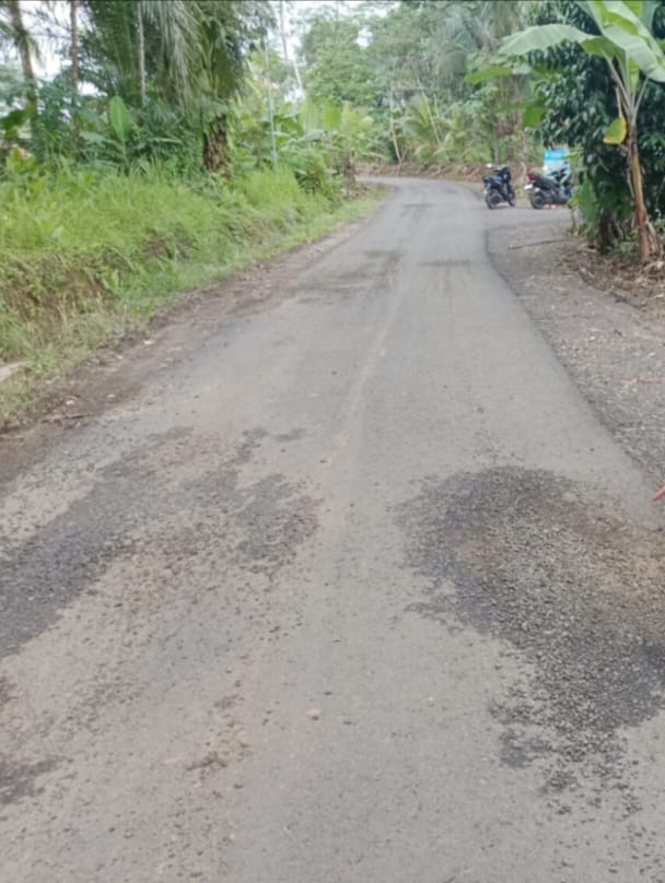 Belum Lama Dibangun, Jalan Hotmix di Cijaku Sudah Rusak — Aktivis Akan Laporkan ke Kejari Lebak