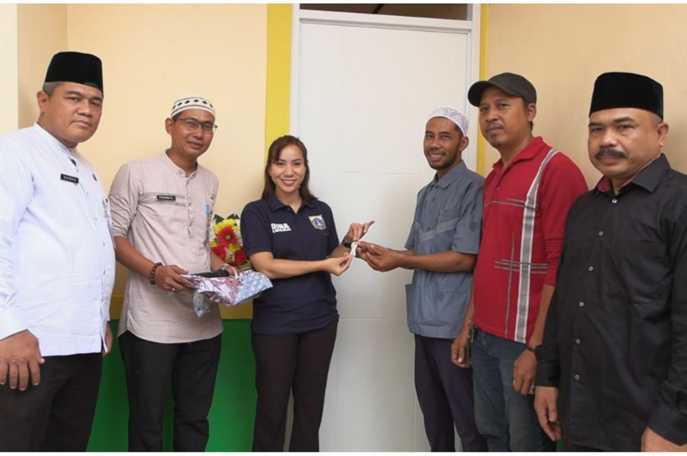 Warga Menteng Dalam Terima  Kunci Hasil Renovasi Bedah Rumah