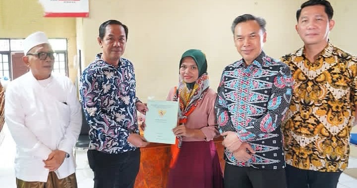 Kepala Kantor BPN Kabupaten Serang Serahkan Sertipikat PTSL Kepada Masyarakat Desa Sambilawang Kecamatan Waringin Kurung