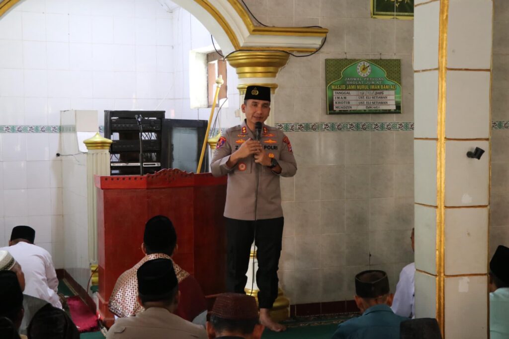 Sampaikan Pesan Kamtibmas, Kapolres Lebak dalam Jumling di Masjid Nurul Iman Bani Ali