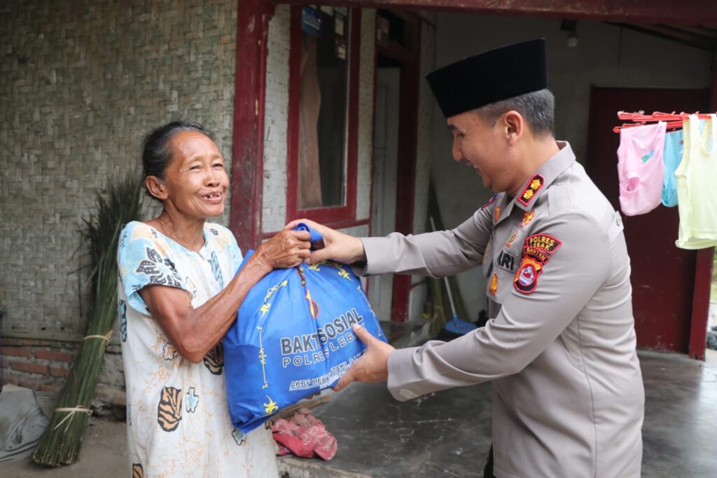 Kapolres Lebak Bagikan Paket Sembako kepada Warga Lansia di Kampung Citawang Kabupaten Lebak