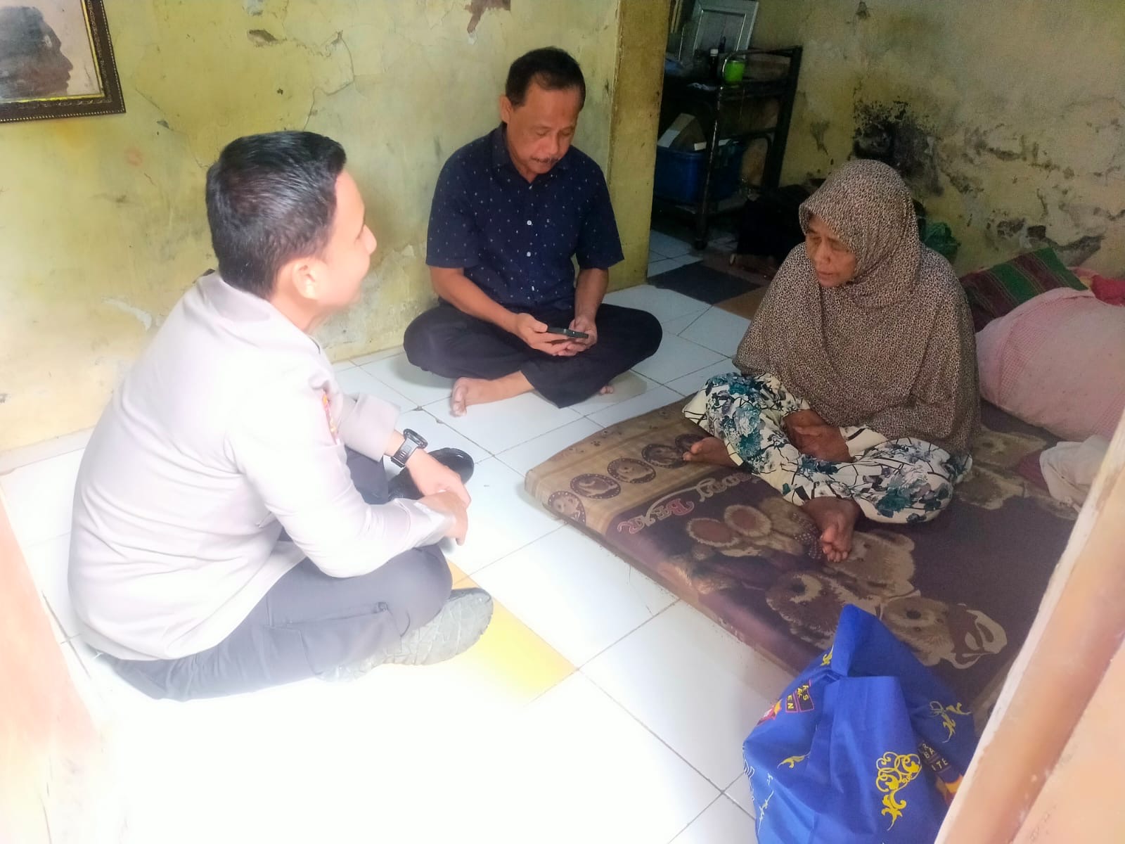 Kapolres Lebak Berikan Bantuan Paket Sembako kepada Lansia yang Sakit Menahun