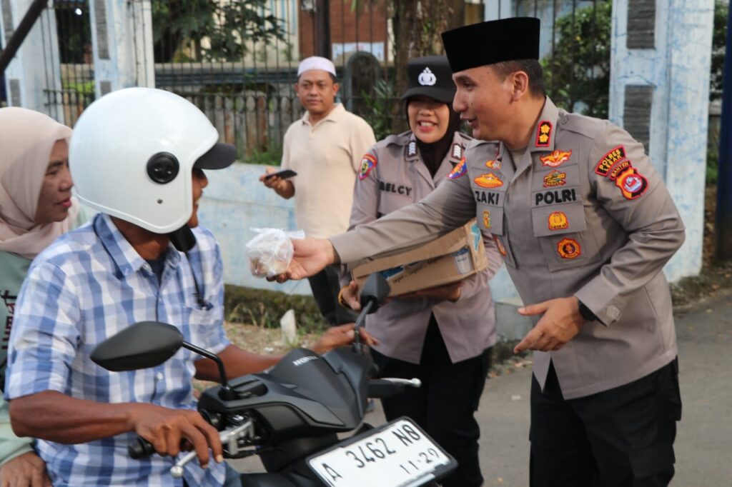 Ramadhan Berkah, Kapolres Lebak Bagikan Takjil ke Warga Rangkasbitung
