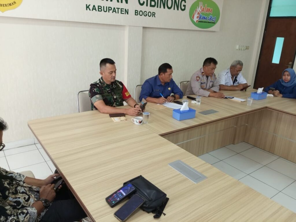 Warga RT 03 RW 05 Kelurahan Nanggewer Datangi Camat Cibinong