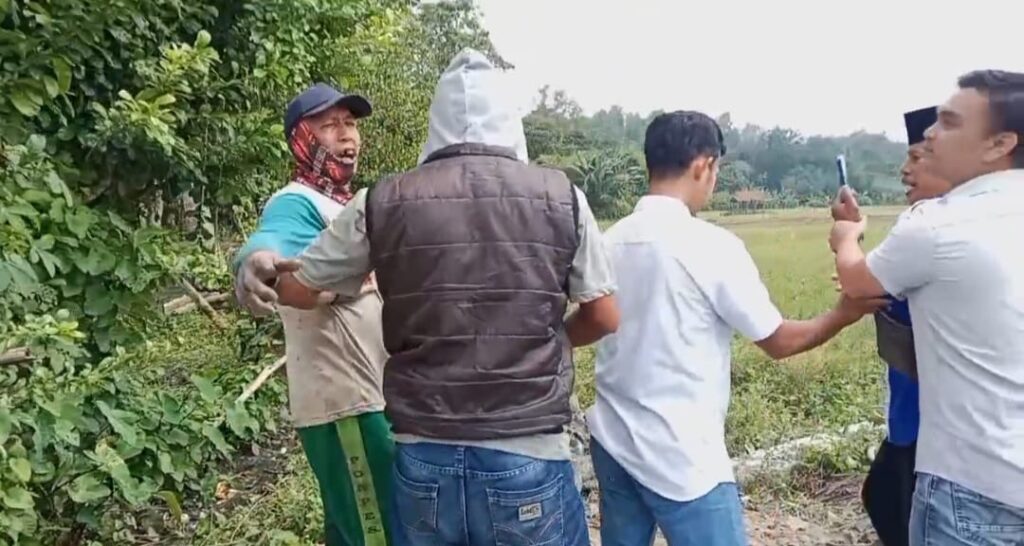 Perbuatan Tidak Menyenangkan dan Aniaya Terhadap Wartawan oleh Oknum Pekerja Proyek TPT di Desa Sukamanah Saat Liputan