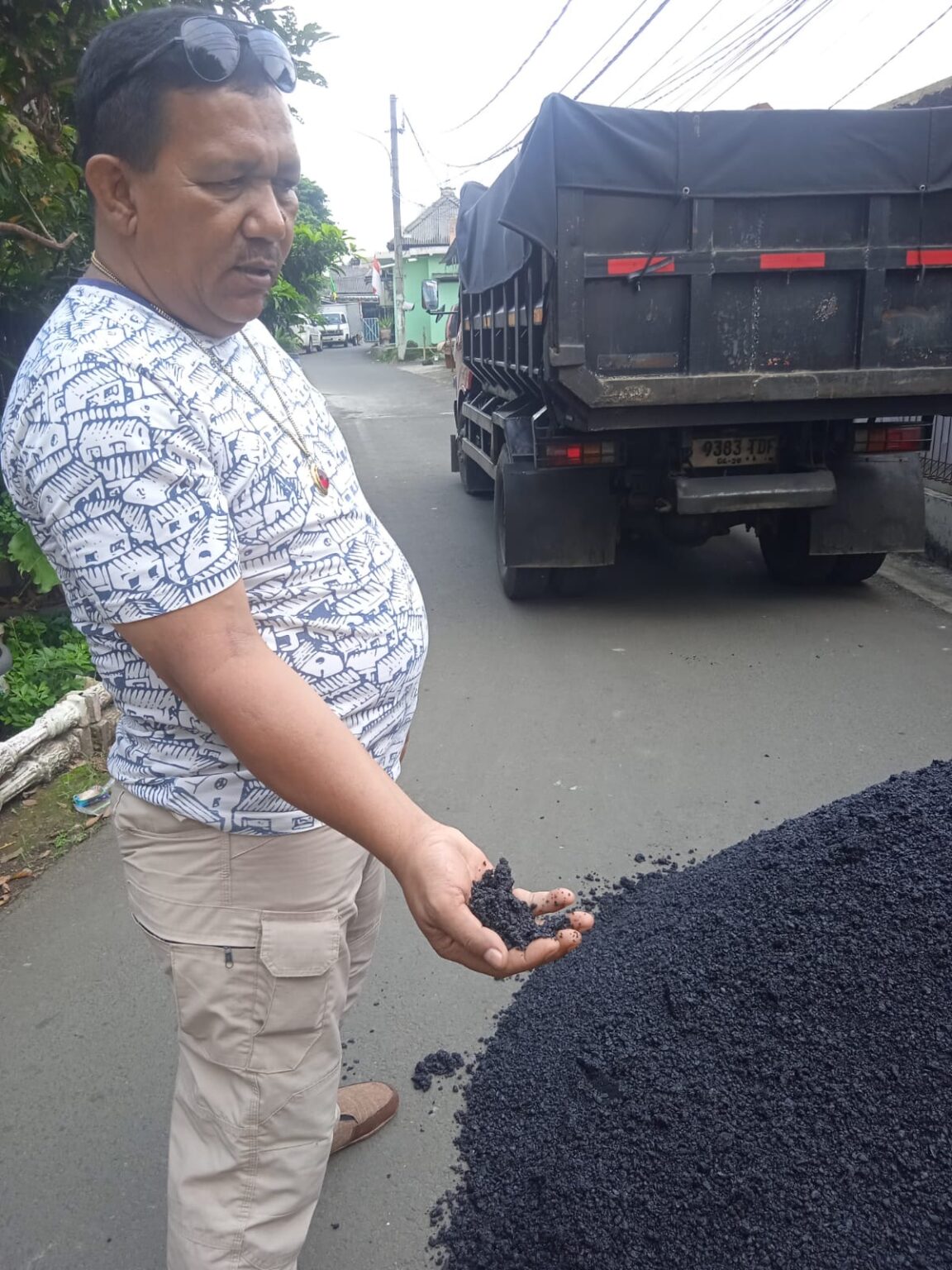 Pekerjaan Peningkatan Jalan di Kp. Sidamukti Diduga Gunakan Aspal yang Sudah Dingin