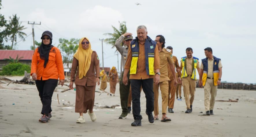 Pemerintah Kabupaten Pinrang Bersama Dinas Perikanan Menggelar Aksi Penanaman Mangrove Di sepanjang Pesisir Pantai