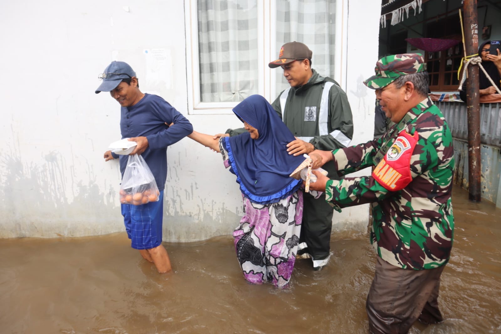 Koramil 03 bersama Polsek Pasar Minggu Evakuasi Korban Banjir