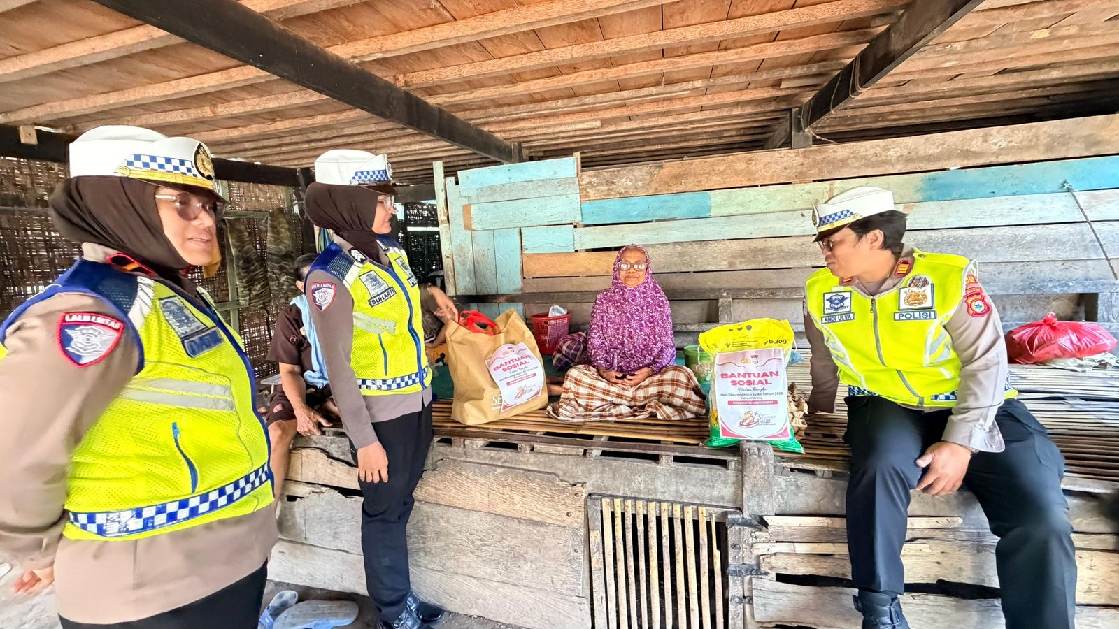 Meriahkan Hari Bhayangkara ke-80, Satlantas Polres Pinrang Salurkan Bansos di  Boki