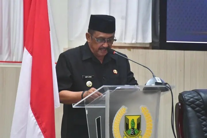 RAPAT PARIPURNA, BUPATI SUKABUMI SAMPAIKAN PENDAPAT TERHADAP PENJELASAN DPRD ATAS TIGA RAPERDA