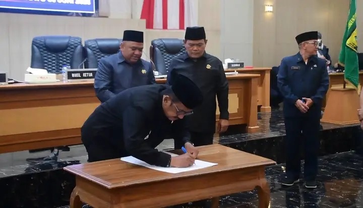 PARIPURNA DPRD, BUPATI " PERSETUJUAN BERSAMA LANGKAH PENTING PERKUAT AKUNTABILITAS DAN TRANSPARANSI"