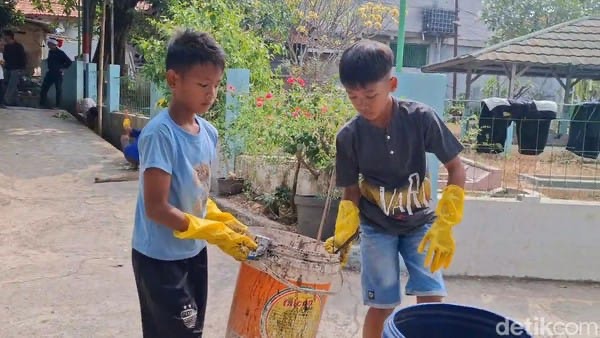 Viral, 4 Bocah Purwakarta Karena Aksi Bersih-bersih Selokan