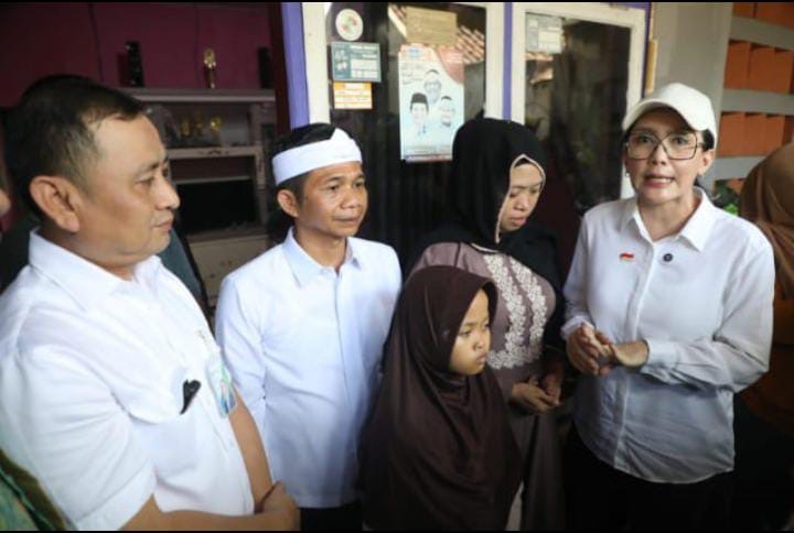 Minta Kasus Diungkap Terang  Benderang Rieke Diah Pitaloka Dan Om Zein Temui Keluarga Korban Sumarna.