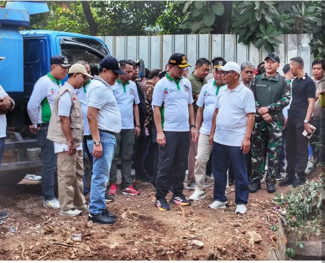 Pemkoad Jaksel &nbsp;Kerja Bakti Massal Bersama Warga Bersihkan Lingkungan di Wilayah Pesanggrahan