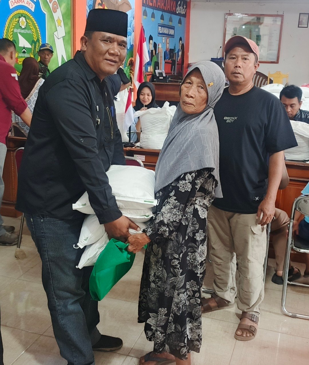 Warga Mekarjaya Datang Bergantian Terima Bantuan Pangan