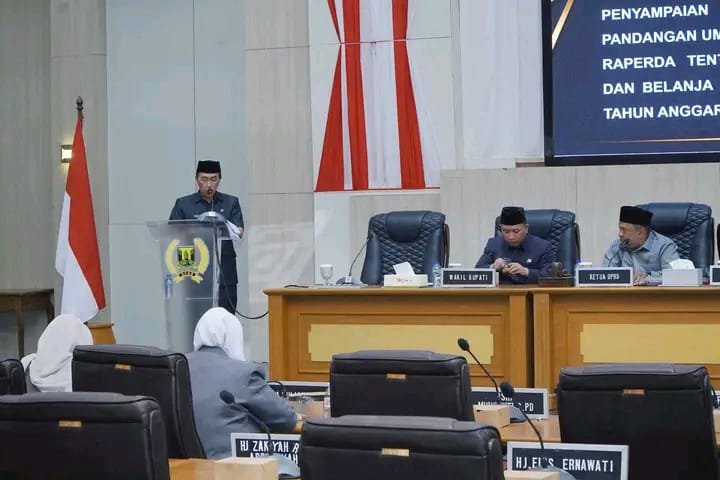 RAPAT PARIPURNA, AGENDA JAWABAN BUPATI ATAS PANDANGAN UMUM FRAKSI DPRD