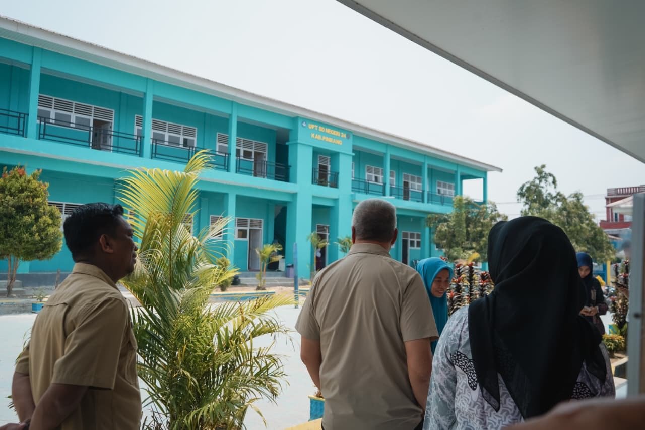 Bupati Irwan Tinjau Rehabilitasi UPT SDN 24 Pinrang 