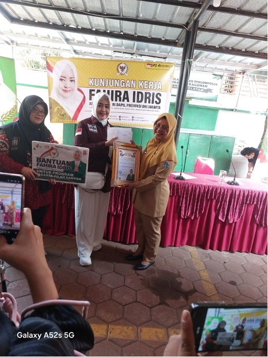 Dinilai Kinerja Baik, Kelurahan Ragunan Terima Penghargaan Dari DPD RI